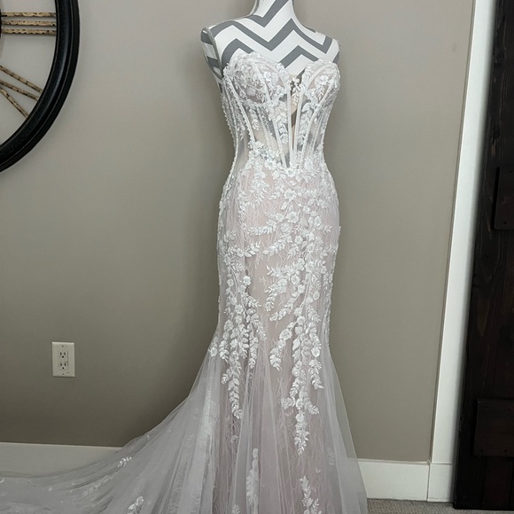 Maggie Sottero Lace Wedding Dress in White and Cream - Picture 1 of 14